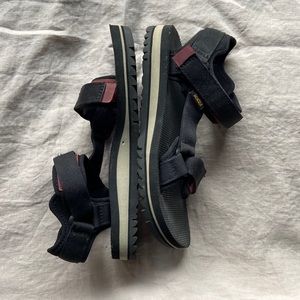 teva universal trail sandal
 - black, grey and maroon
